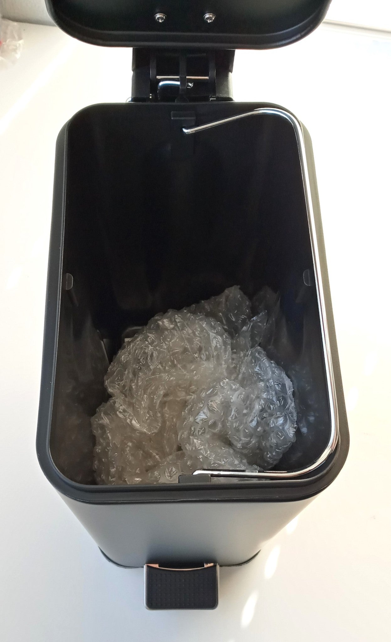 SunnyPoint JM-TCAN-BLK 5 Liter / 1.32 Gallon Trash Can with Plastic Inner Bucket