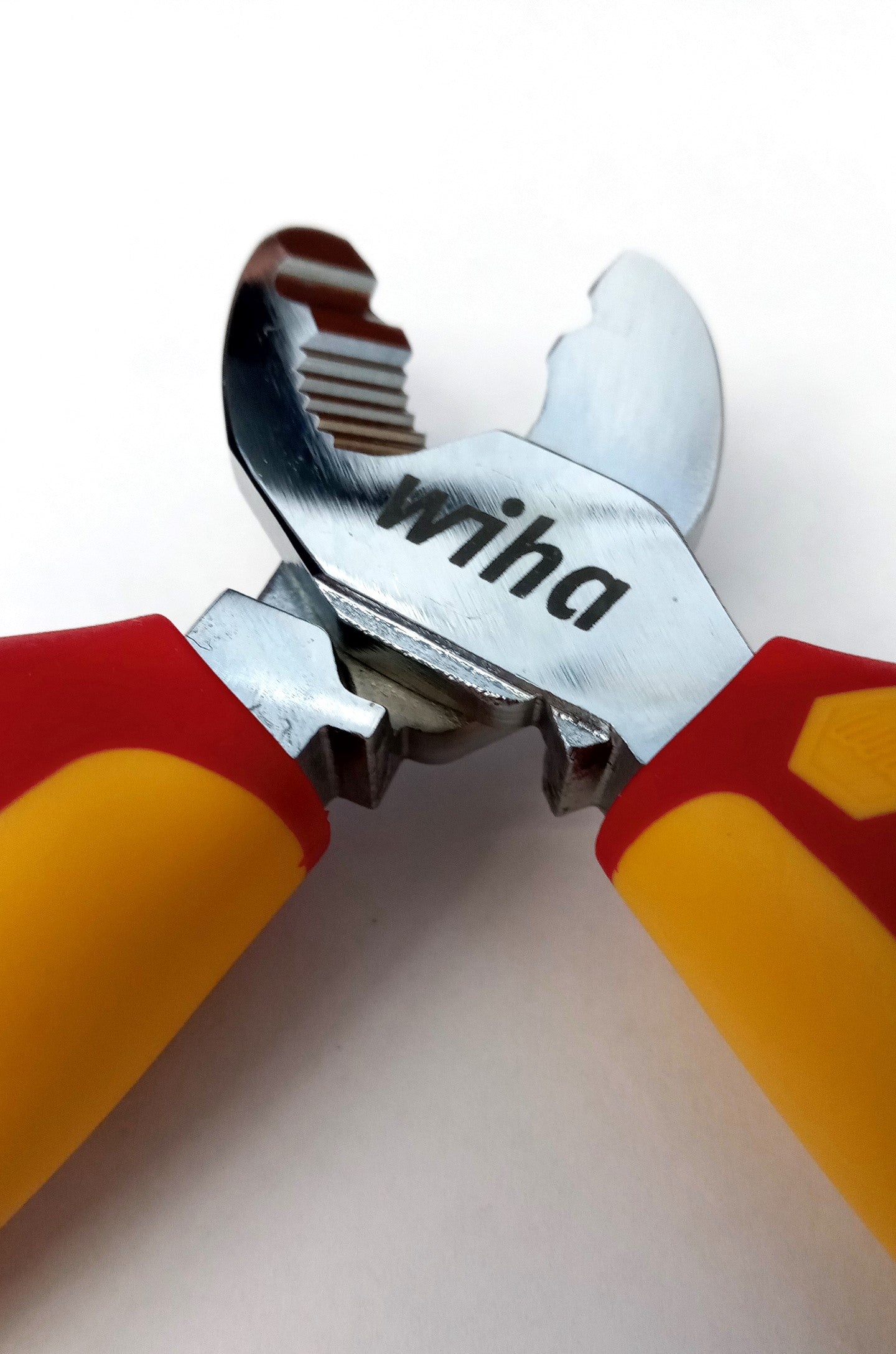 Wiha 32826 Insulated Serrated Edge Cable Cutters 6.3" Germany