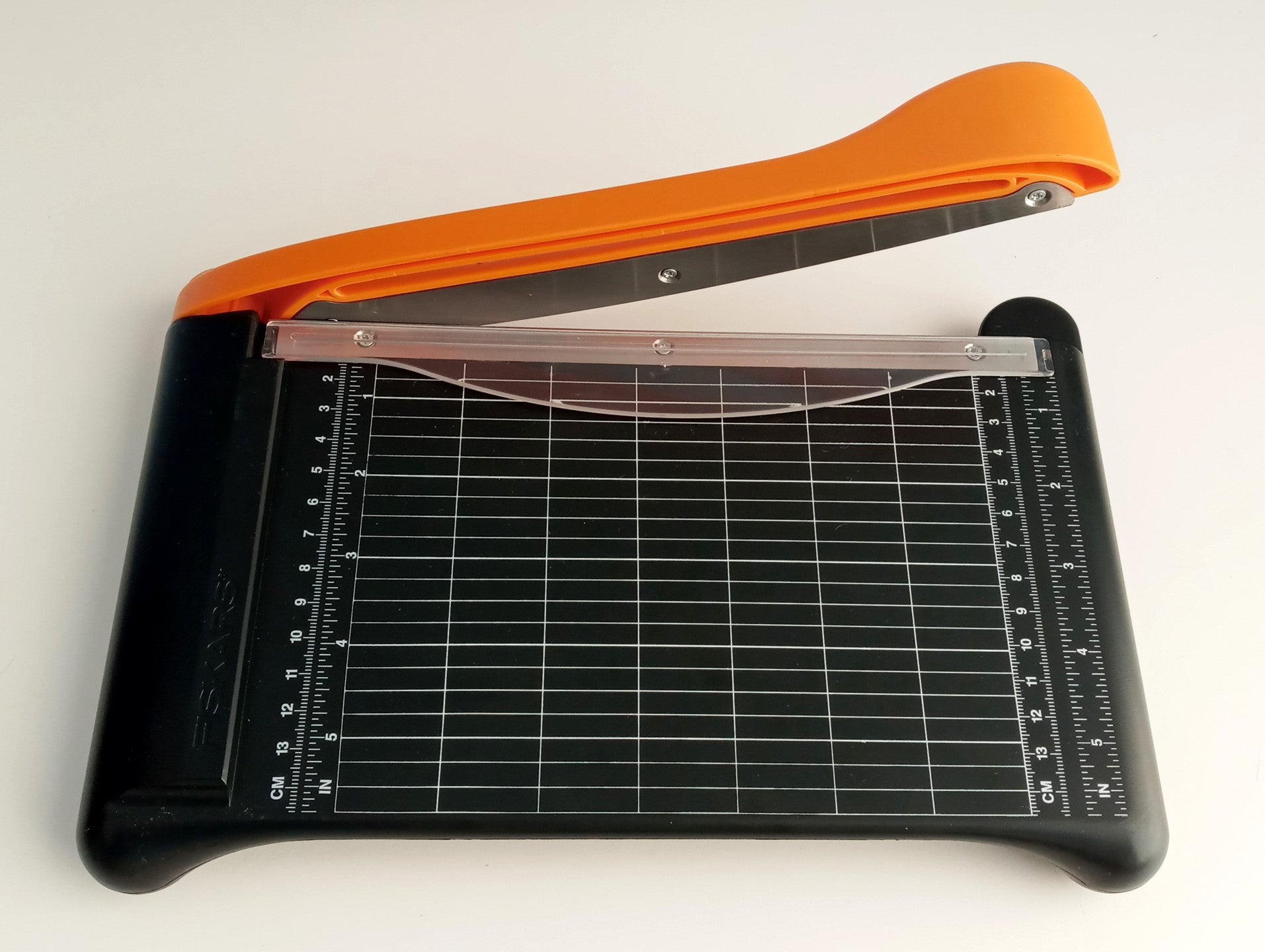 Fiskars 9in. Portable Bypass Paper Trimmer 7-Sheet Self Sharpening 01-005451