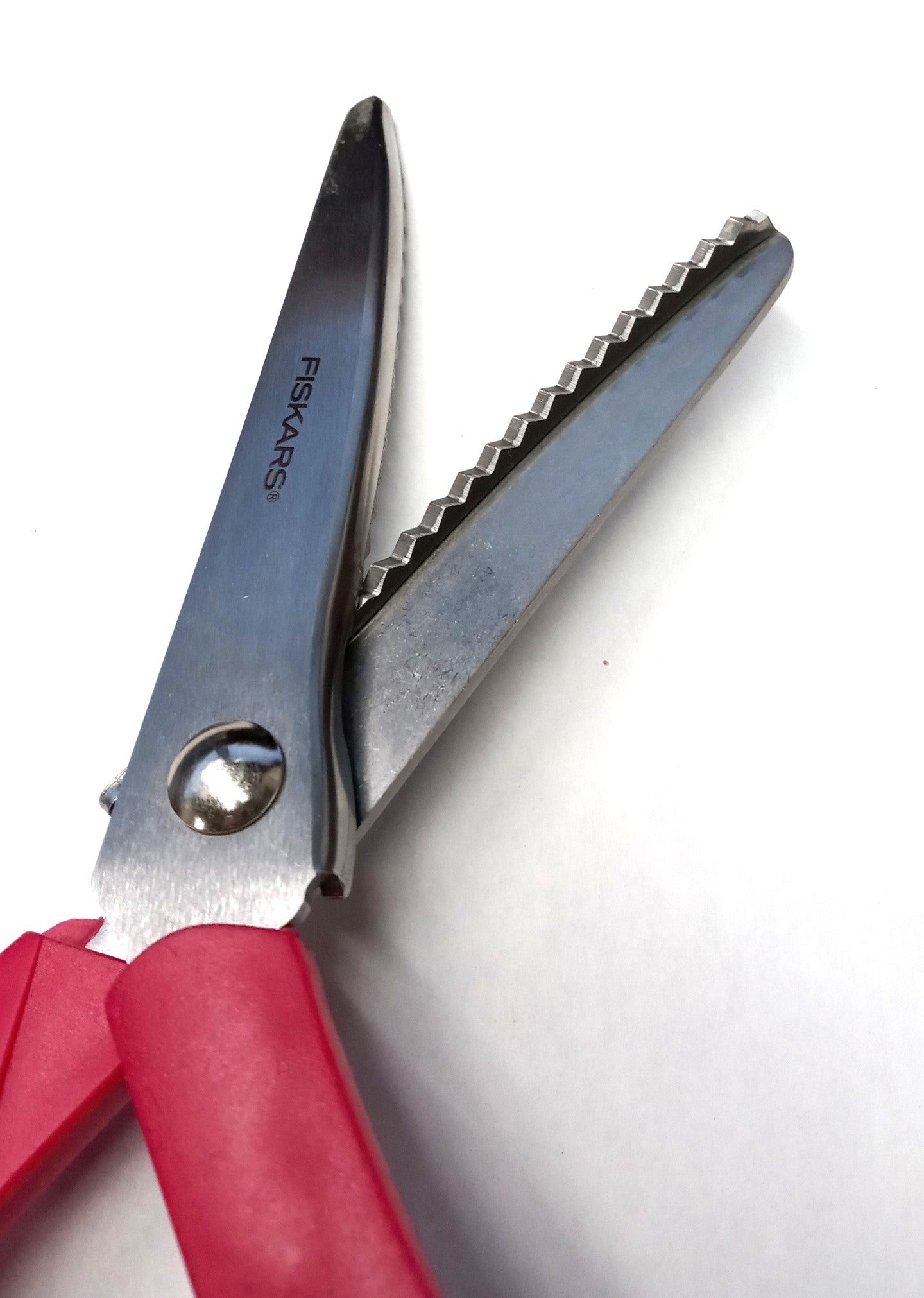 Fiskars 194450-1007 10" Pinking Shears (Assorted Colors)