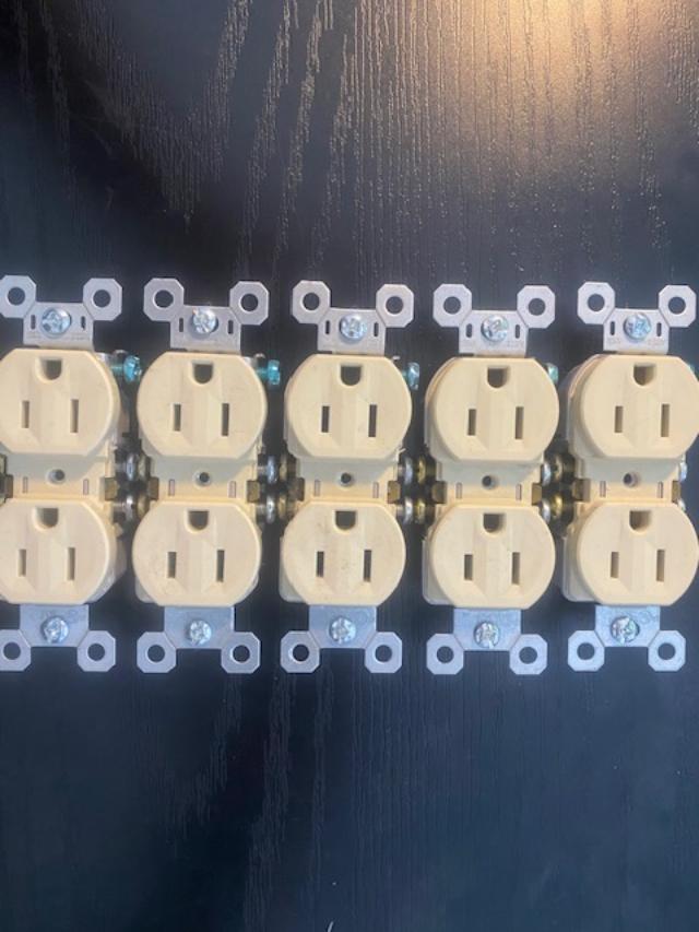 Pass & Seymour 3 Wire 15A 125V 2 Pole UL Ivory Duplex Outlets 5 Pcs 3232ITU