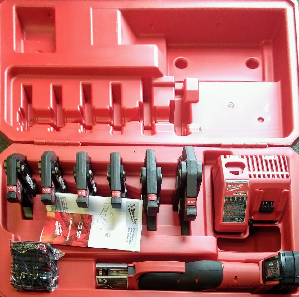Milwaukee 2673-22 M18 18V Cordless Force Logic 1/2"-2" Press Tool Kit (With Jaws)