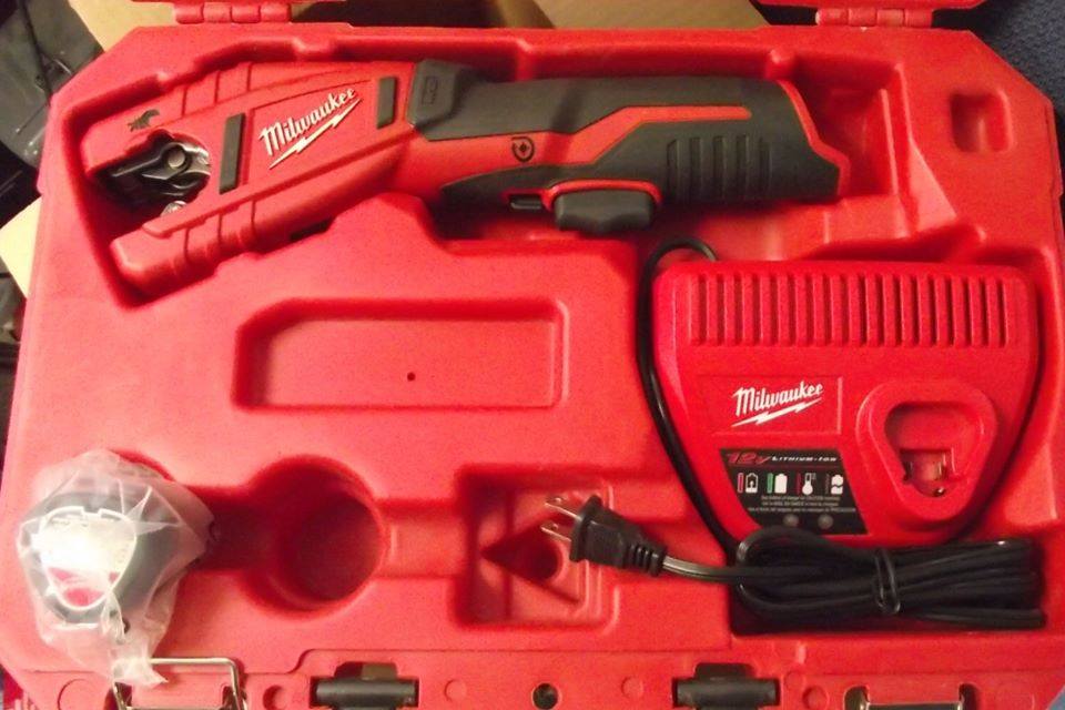 Milwaukee 2471-22 M12 12-Volt Lithium-Ion Copper Tubing Cutter w/ Battery & Charger